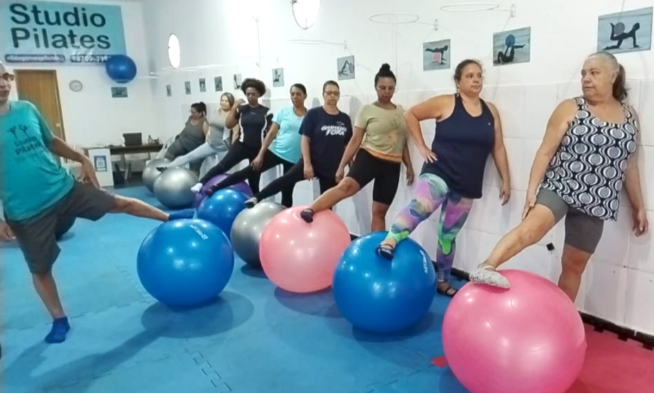 Aluna treinando pilates