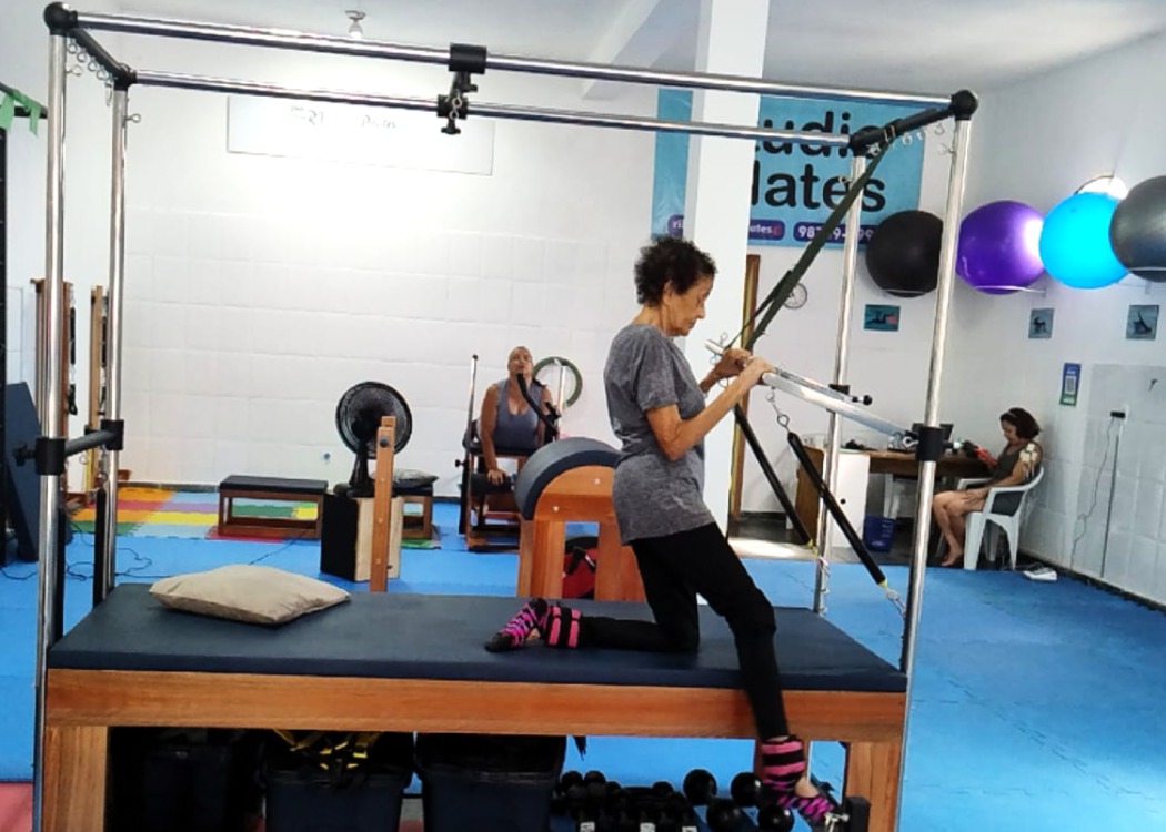 Aluna treinando pilates