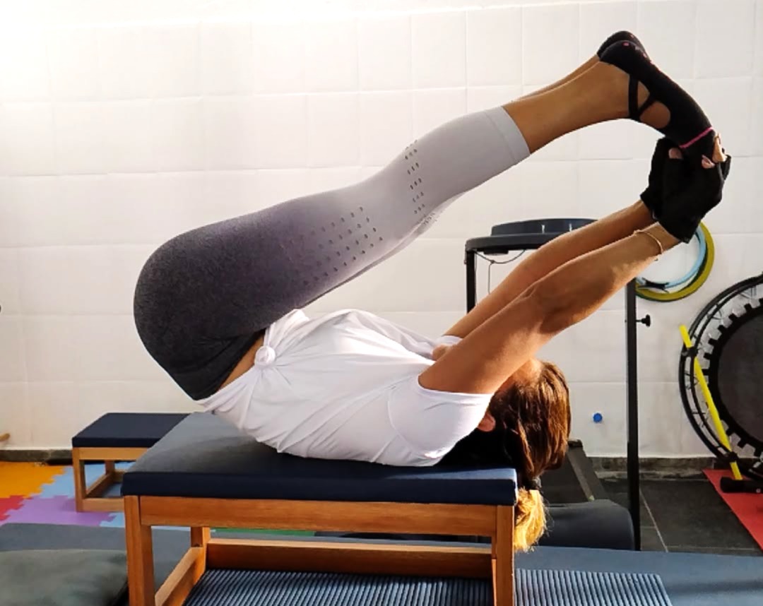 Aluna treinando pilates